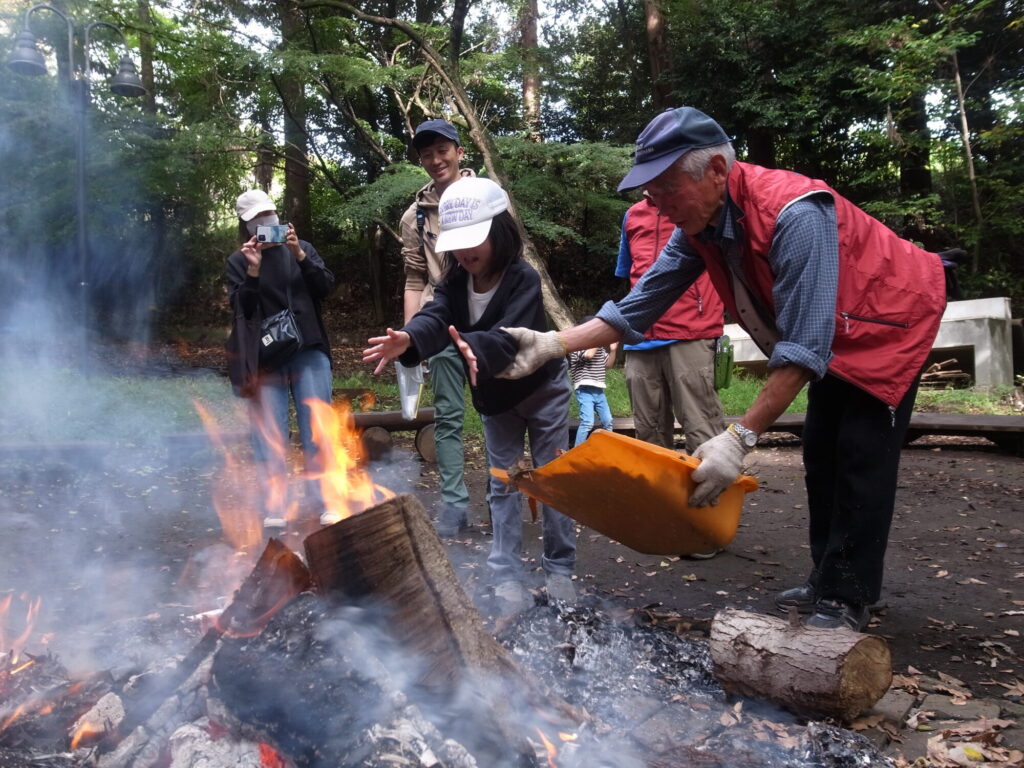 焚火で焼いもの画像